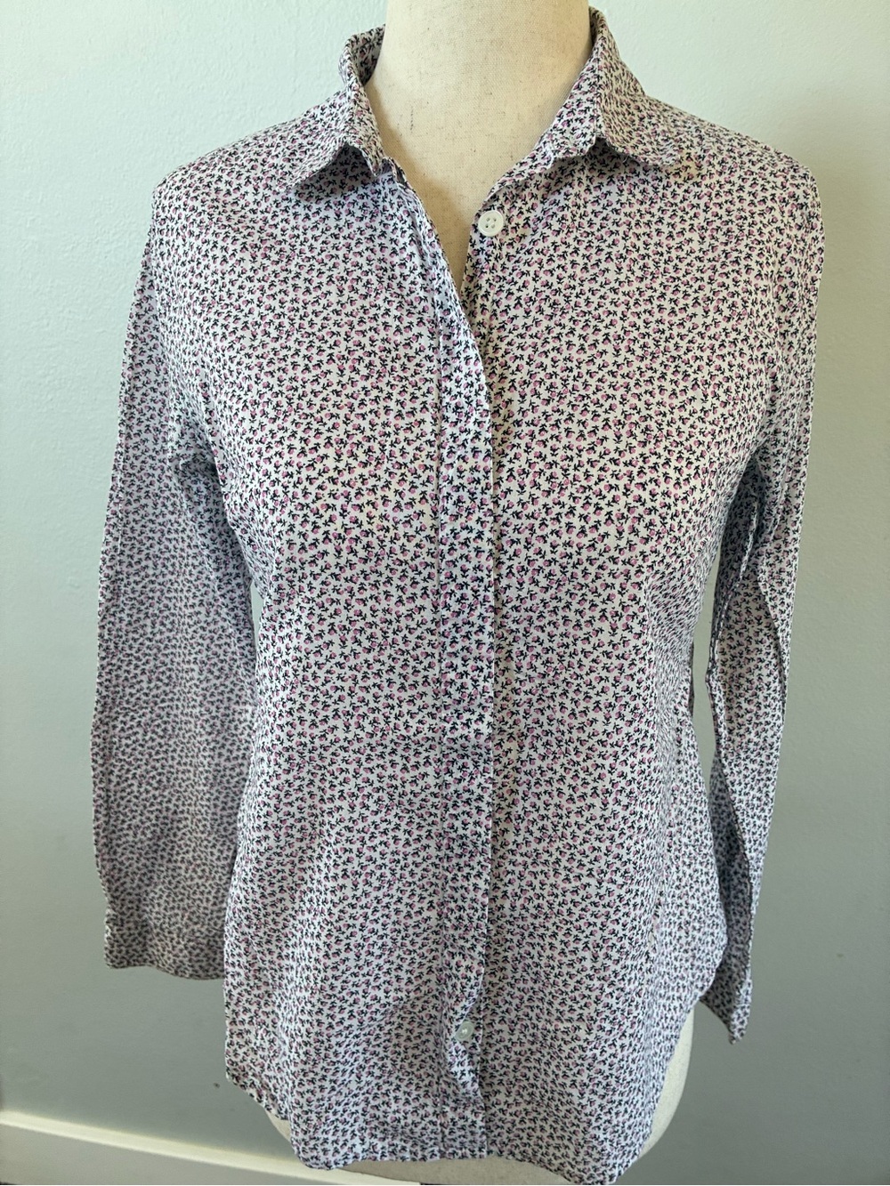 Ann Taylor Loft fitted long sleeve shirt. Size PXS. 100% cotton   Pink floral